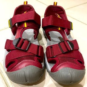 Closed Toe Hiking Sandals, size 9